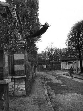 Yves Klein, Le Sault dans le Vide (Der Sprung in die Leere), 19.10.1960, Foto: Harry Shunk © VBK