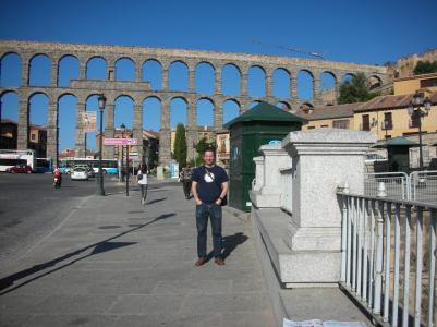 Javi junto al Acueducto de Segovia