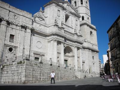 Javi junto a la Catedral de Valladolid