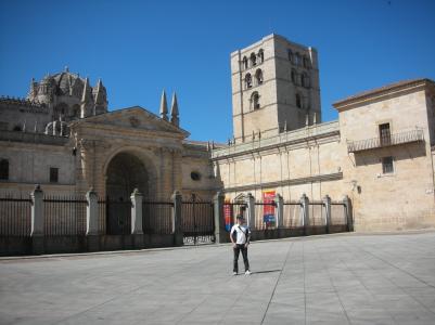 Javi junto a la Catedral de Zamora
