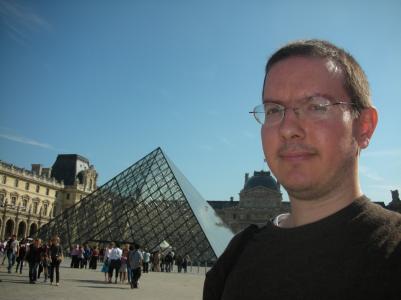 En el exterior del Museo del Louvre