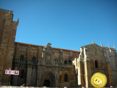 Frente a la Real Basílica de San Isidoro