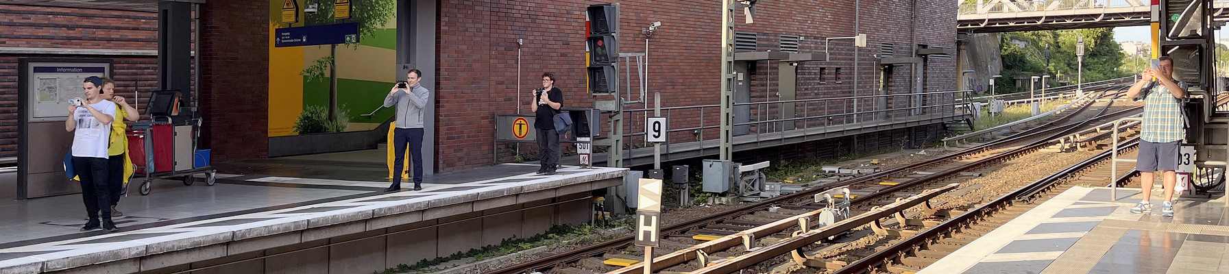 warten auf eine historische s-bahn im bhf gesundbrunnen