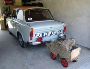 Trabi mit Bollerwagen mit Wespennest