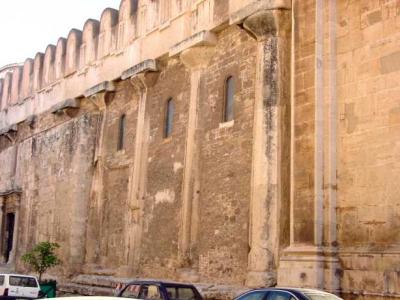 Der Dom von Siracusa. Ein frühes multi purpose building, erst Tempel der Athene, dann Tempel der Minerva, dann - nach dem Zumauern der Säulenzwischenräume - orthodoxe Kirche, dann Moschee, dann katholische Kirche. Je nachdem, wer gerade Sizilien ausbeutet