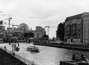 die ausflugsschiffe, die im sommer vorm seminarraum vorbei fahren, eine kommentarfahne hinter sich her ziehend, und die kohle- und müllschiffe. der blick auf reichstag und bahnhof friedrichsstr. der stinkende fluss vor der tür. 