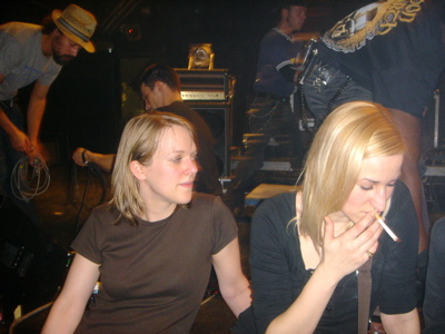 die roadies bauen die anlage schon ab, die chicks rauchen eine zigarette. das zweite phoenix-konzert 2004, wir hatten in der ersten reihe gestanden und waren glücklich.