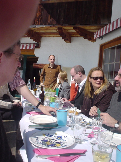 im märz waren am tegernsee bei steffi, um jochens zufallsbuch zu feiern. wir aßen an einer langen tafel, die in glänzendem, schon antauendem schnee stand, es gab lamm, der zuckerkranke blinde hund, der mittlerweile gestorben ist, lief schlafwandlerisch sicher zwischen unseren beinen herum, beatrix und jochen bekommen ende februar ihr zweites kind, in nassim habe ich mich sofort verknallt, steffi verehre ich sowieso, und günter würde ich gerne in derselben stadt wissen wie mich, aber da hat birgit das größere vorrecht. immer schon habe ich gewusst, dass der roman, den ich nie schreiben werde, mit einer tafel enden soll, gespräche hin und her, helles auflachen von der anderen seite des tisches, blinde zuckerkranke hunde, all so was. love bombing, hat jochen es damals genannt. gott, war ich glücklich, das kann ich keinem sagen.