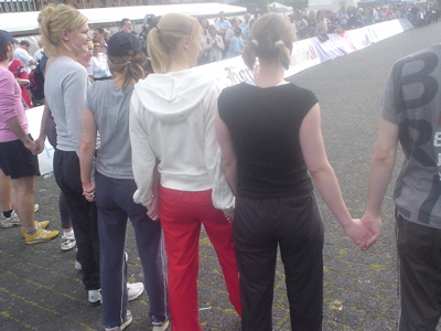 im juli haben die chicas (und drei jungs) in der redaktion beschlossen, an einem charity-run in der hamburger speicherstadt teilzunehmen. ich war als verpflegungsstation (eine kühlbox mit evian und champagner) und fotograf dabei - ich kann zwar problemlos 5 stunden mir den hintern von einer *speed needle* aufscheuern lassen, aber ich *hasse* das laufen, hartnäckig und nachdrücklich. so sind sie gestartet, hand in hand. kein anderes team hat das so gemacht, es ist ihnen in dieser sekunde eben so eingefallen, und es hat mich entsetzlich gerührt, tut es immer noch, wenn ich das foto ansehe. [das gute alte rock'n'roll-band-gefühl, für das man gerne bei monatszeitschriften arbeitet.]