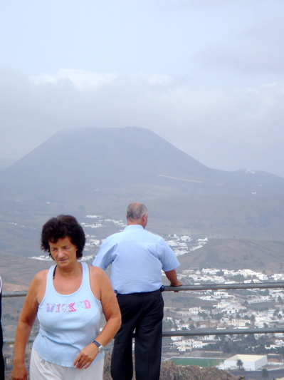 wicked! auf dem gipfel des mirador de haria auf lanzarote, den ich im september 2005 mit dem rad hochfahren will.