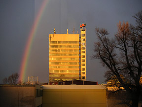 Regenbogen über einer Nachrichtenagentur