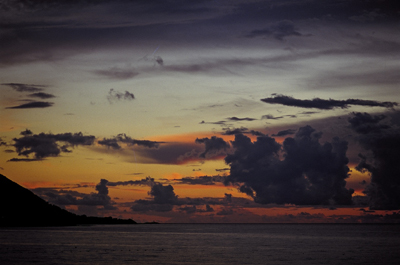 Wolkenfetzen über dem Meer