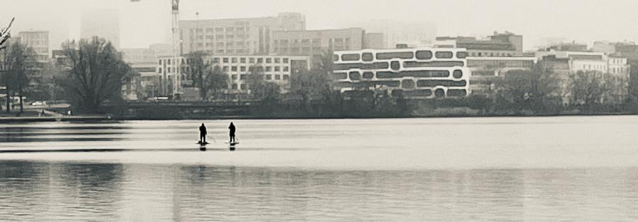 Sonntagnachmittag an der Alster. Wasserseitig. Uferseitig nur Menschen.