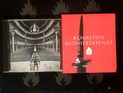 Rechts: Rammstein - Mein Herz brennt (2012)
<br/><br/>
Links: Lacrimosa - Stille (1997)