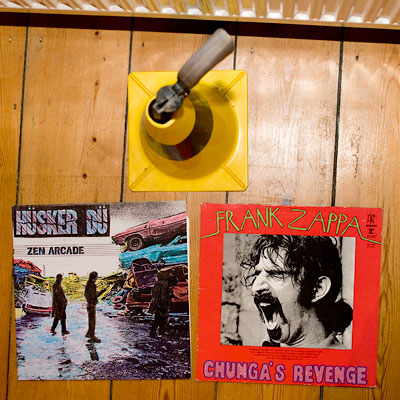 R: Frank Zappa - Chungas Revenge (1973)
<br/><br/>
L: Hüsker Dü - Zen Arcade (1984)