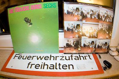 R: Talking Heads - the name of thi band is talking heads
<br/><br/>
L: Die Tödliche Doris - sechs