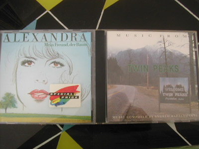 so, ich rette die situation jetzt mal. rechts: twin peaks soundtrack, links: alexandras freund, der baum, ist tot.