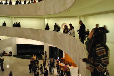 maurizio cattelan: retrospektive im guggenheim