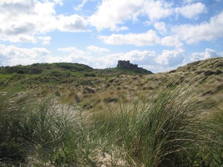 Stand bei Bamburg, im Hintergrund Bamburgh Castle