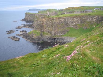 Magheracross Aussichtspunkt: Blick zum Dunluce Castle