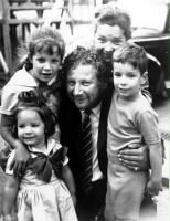 1961: Ustinov mit Frau Suzanne und ihren drei Kindern, Foto: (c) ap