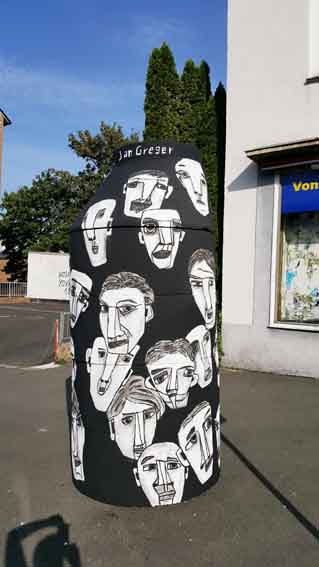 Jan Greger hat seine Kunstsäule vor der weltältesten Videothek fertig gestellt. Ort: Kassel, Ecke Grüner Werg / Erzbergerstraße.
