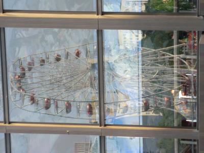 Stadfest-Riesenrad, reflektiert im Gewandhaus
