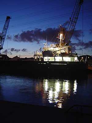 schiff im harburger binnenhafen bei nacht