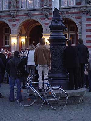 zuschauer beim 'grossen zapfenstreich' der harburger schuetzengilde von (ca.) 1528 vor dem rathaus.