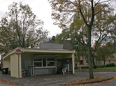 namenlose verkaufshalle in der eisenbahnsiedlung, nette ecke auch...