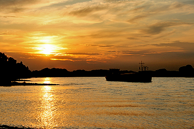 der rheinschiffer legt den anker zur nacht