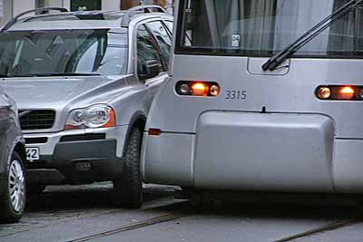 nur weil so ein vollpfosten seine räder beim einparken seines überdimensionierten autos nicht gerade stellen konnte, mussten drei bahnen warten, etwa 20 minuten lang. teuer wurde es aber schon...
<br/><br/>
