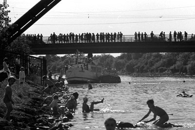 Schwimmer und Brücke