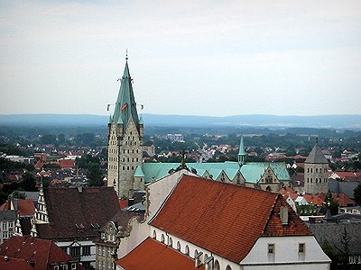 Paderborner Dom aus der Luft mit Liboriflaggen geschmückt