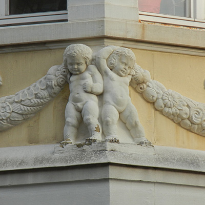 Putti, Fassadeverschönerung am alten Haus