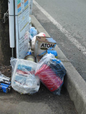 Müll am Strassenrand in Yamagata, Japan