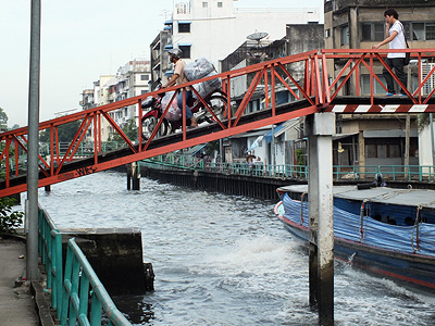 Khlong San Saeb - Rong Liang Dek - Pom Prap Sattru Phai - Bangkok - 1 September 2011 - 7:23