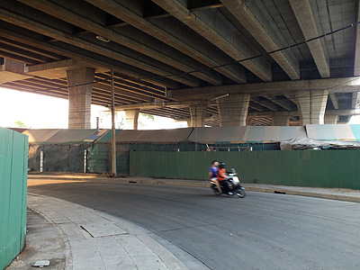 Pridi Banomyong Soi 2 - Watthana - Bangkok - 11 February 2013 - 8:24