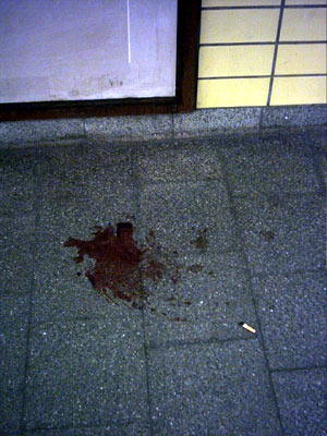 Blut und Kippe am Jungfernstieg. 
<br/><br/>
Alte Bauernregel oder Ernstfall?