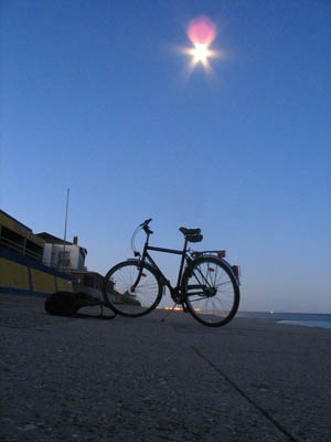 Südpromenade mit Fahrrad, Rucksack und Mond.