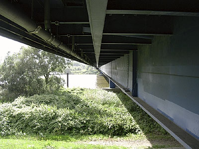 unter der autobahnbrücke