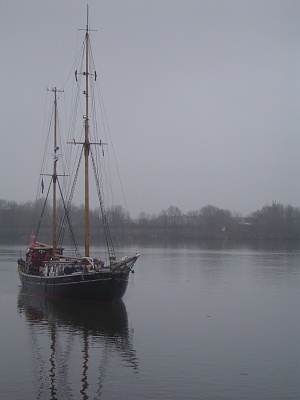 zweimaster vor hafenschleuse harburg.