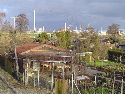 hitfeld, schrebergarten vor ölraffinerie.