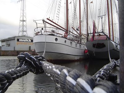 segelschiffe i. harburger binnenhafen. das rechte hiess j.r.tolkien.