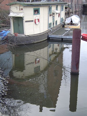 harburg: hausboot im holzhafen.