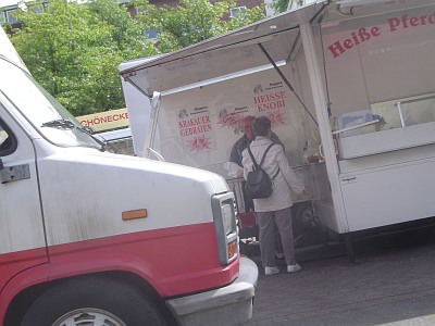 lecker: 'ne pferdewurst auf dem wochenmarkt.