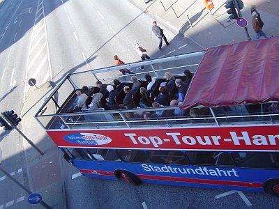 touristenbus biegt in die ludwig-erhardt-strasse ein.