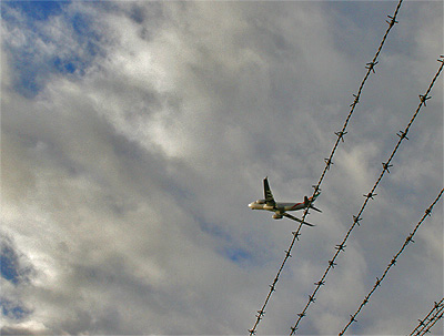 flugzeuge und stacheldraht in der stadt