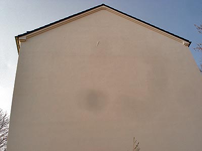 hinter der fassade befindet sich ein gebaeude.