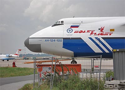 flugzeuge in der stadt